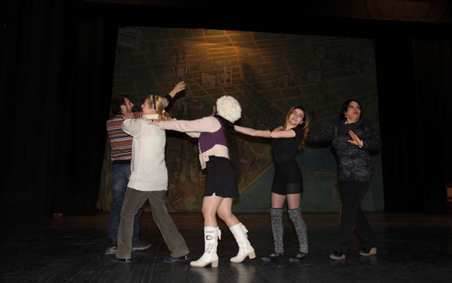 teatrda-yeni-usaq-tamasasi-